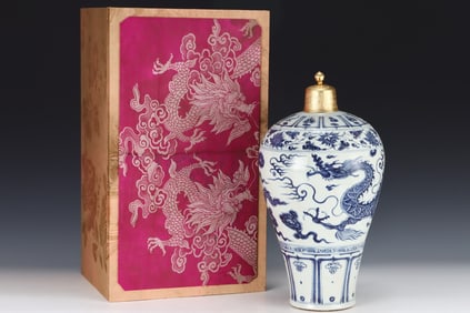 A Huge Blue and White Lotus,Auspicious Cloud and Dragon Pattern Vase,With Gilt Cover