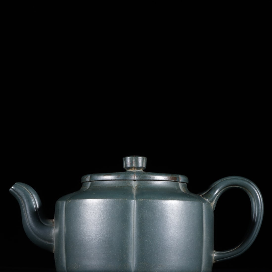 A Rare Plum Blossom Zhoupan Zisha teapot: A Rare Plum Blossom Zhoupan Zisha teapot,Republic of China,Wu Yun Gen​,Size:3.5inx7.2in​ 梅花周盘紫砂壶​,中国民国,&#