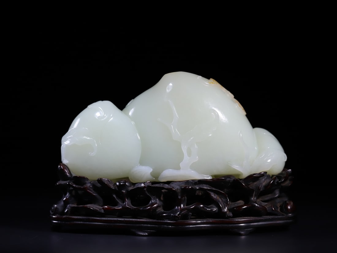 A Rare Hetian Jade Peach-shaped Ornament? (1 of 9)