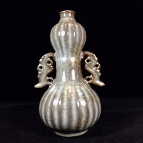 An Exquisite Guan yao Double-Ears Vase