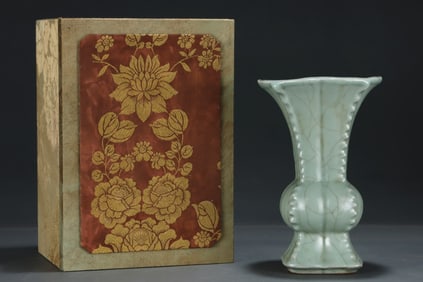 An Exquisite Guan yao Vase