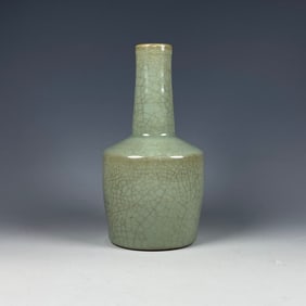 An Exquisite Guan yao Vase