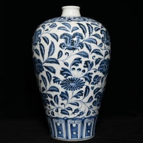 An Exquisite Blue and White Flower Pattern Vase