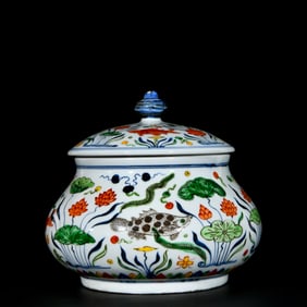 An Exquisite Wucai Fish Pattern with Cover Jar