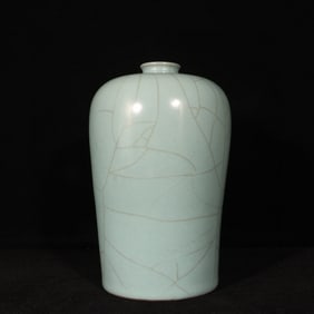 An Exquisite Guan yao Celadon Glazed Vase