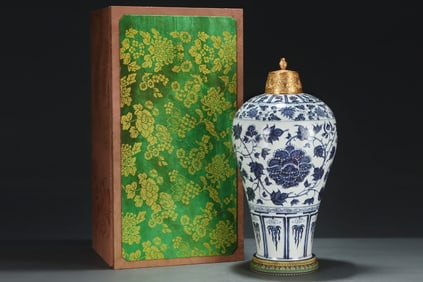 An Exquisite Blue and White Flower Pattern Vase