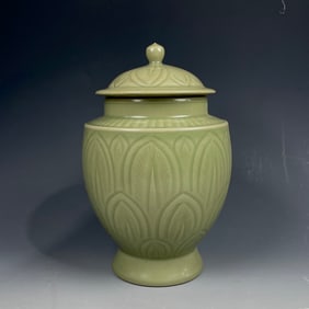 An Exquisite Yue yao With Cover Jar