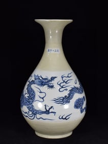 A Huge Blue and White Dragon Pattern Vase