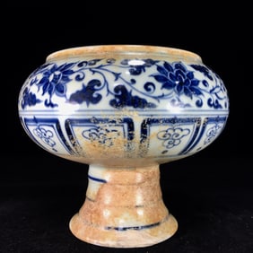 An Exquisite Blue and White Lotus Pattern Stem Jar