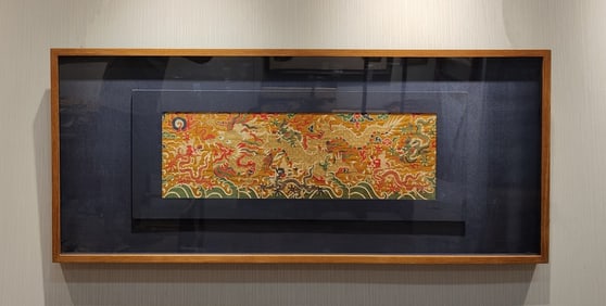 Weaving gold dragon patterns