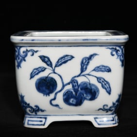 A Exquisite Blue and White Flower Pattern Censer