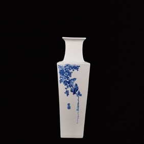 An Exquisite Blue and White Flower and Bird Pattern Vase