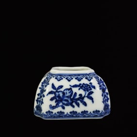 A Exquisite Blue and White Fruit Pattern Brush Washer