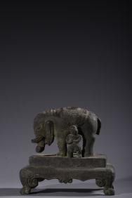 An Exquisite Bronze Figure Ornament