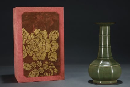 An Exquisite Long quanyao Vase