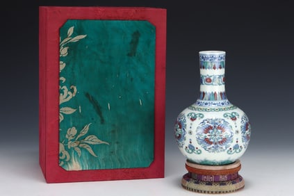 An Exquisite Blue and White Doucai Phoenix Pattern Vase