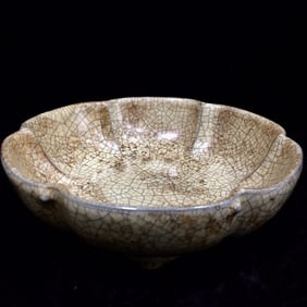 An Exquisite Ge yao Flower-Shaped Plate