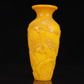 An Exquisite Glass Landscape and Figure Pattern Vase
