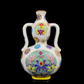 An Exquisite Famille-Rose Flower and Butterfly Pattern Vase