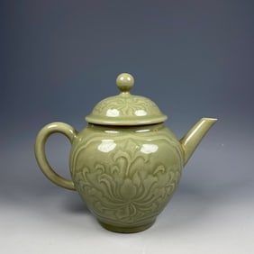 An Exquisite Yue yao Flower Pattern Teapot