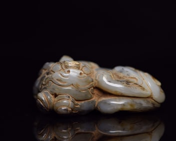 An Exquisite Blue and White Seed Material Auspicious Beast Ornament