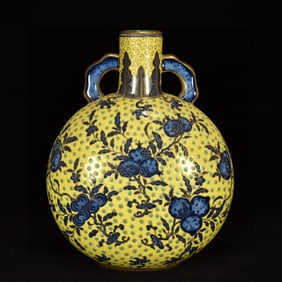 An Exquisite Ge yao Yellow Glazed Flower and Fruit Pattern Vase