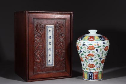 A Rare Wucai Flower Pattern Vase