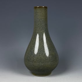 An Exquisite Guan yao Vase