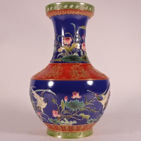 An Exquisite Enamel Flower and Bird Pattern Vase