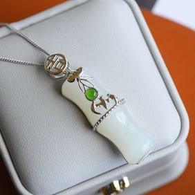 An Exquisite Sterling Silver Inlaid White Jade Necklace