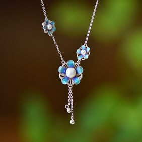 An Exquisite Sterling Silver Inlaid Pearl Enamel Necklace