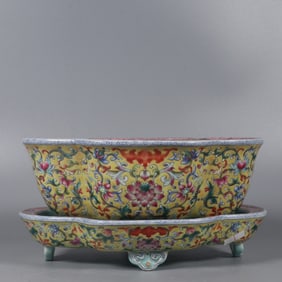 A Exquisite Famille-Rose Yellow Ground Gilt Flower Pattern Flowerpot