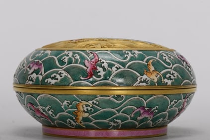 Famille-Rose Carved Painted Gold Bat Pattern Box With a lid