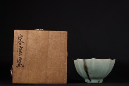 A Exquisite Longquan yao Celadon Glazed Spotted Octagonal Tea Bowl