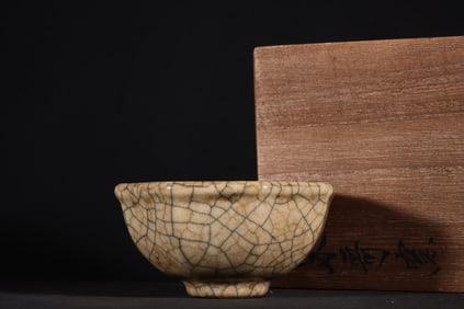 A Exquisite Ge yao Cream Glazed Octagonal Tea Bowl