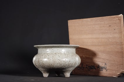 A Exquisite Guan yao Grayish Celadon Glazed Censer