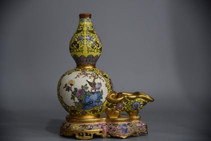 A Exquisite Yellow Ground Famille-Rose Flower and Bird Pattern Gourd-Shaped Vase