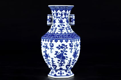 A Exquisite Blue and White Flower and Fruit Pattern Vase