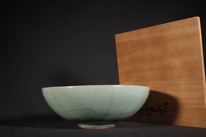A Exquisite Guan yao Celadon Glazed Bowl