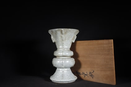 A Exquisite Guan yao Celadon Glazed Vase