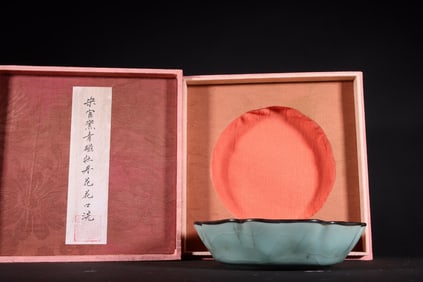 A Exquisite Guan yao Celadon Glazed Peony Flower-Mouth Brush Washer, with an Imperial Poem by