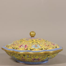 A Exquisite Yellow Ground Lotus Pattern Box