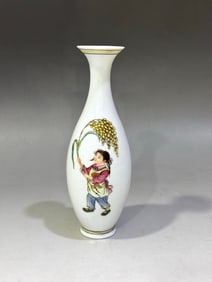 Famille-Rose Figures Pattern Vase