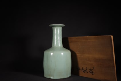 A Exquisite Guan yao Celadon Glazed Vase