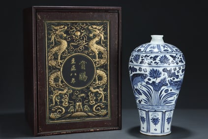 Blue and White Lotus Flower Fish-Algae Pattern Vase