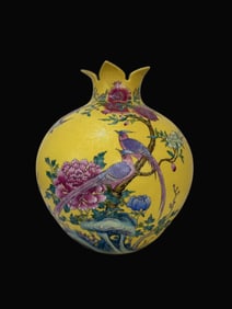 Yellow Ground Flower and Bird Pattern pomegranate-Shaped Vase