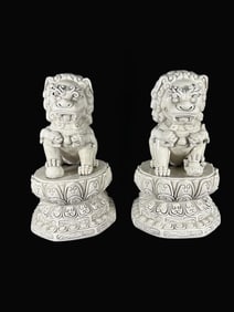 A pair of Exquisite BDehua Kiln Lion Ornament