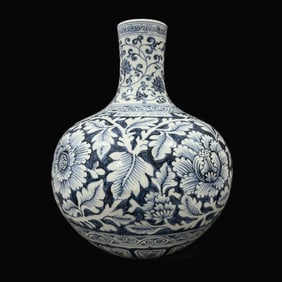 A Exquisite Blue and White Peony Pattern Vase