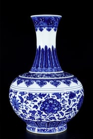 A Exquisite Blue and White Lotus Pattern Vase
