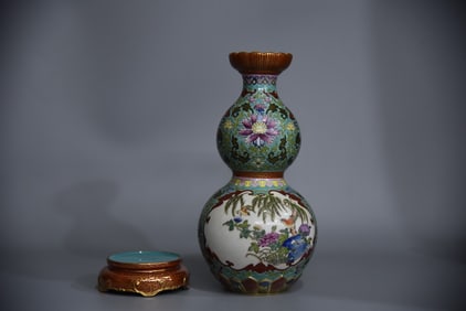 A Exquisite Famille-Rose Flower and Bird Pattern Gourd-Shaped Vase